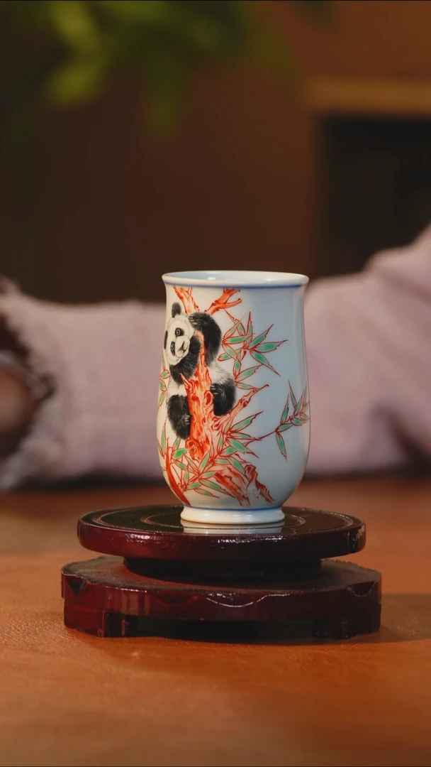 立勤堂红绿彩熊猫熊猫抱树闻香杯