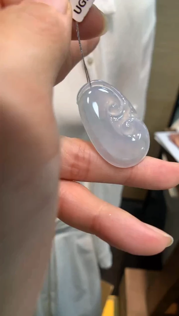 翡翠未镶嵌颈饰如意