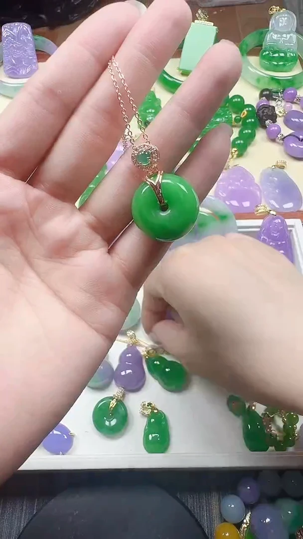 吊坠(赠链)14K金镶嵌翡翠绿面包扣