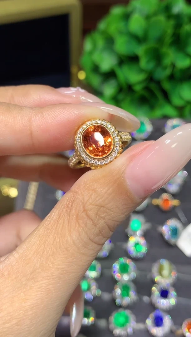 18K金镶嵌戒指石榴石（芬达石）3ct