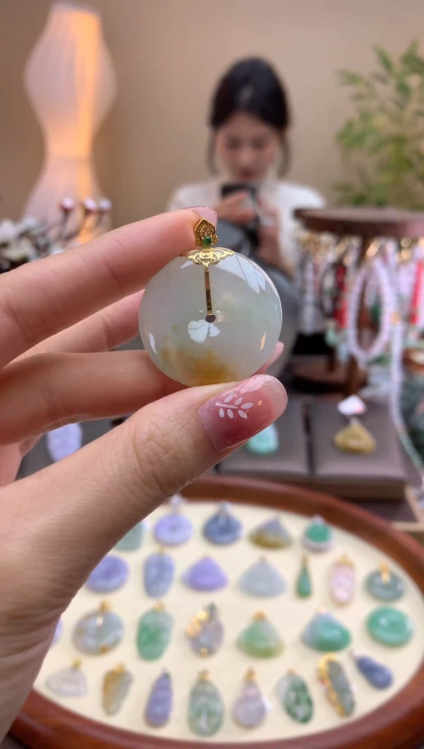 【闪购商品】翡翠颈饰18K金镶嵌平安扣