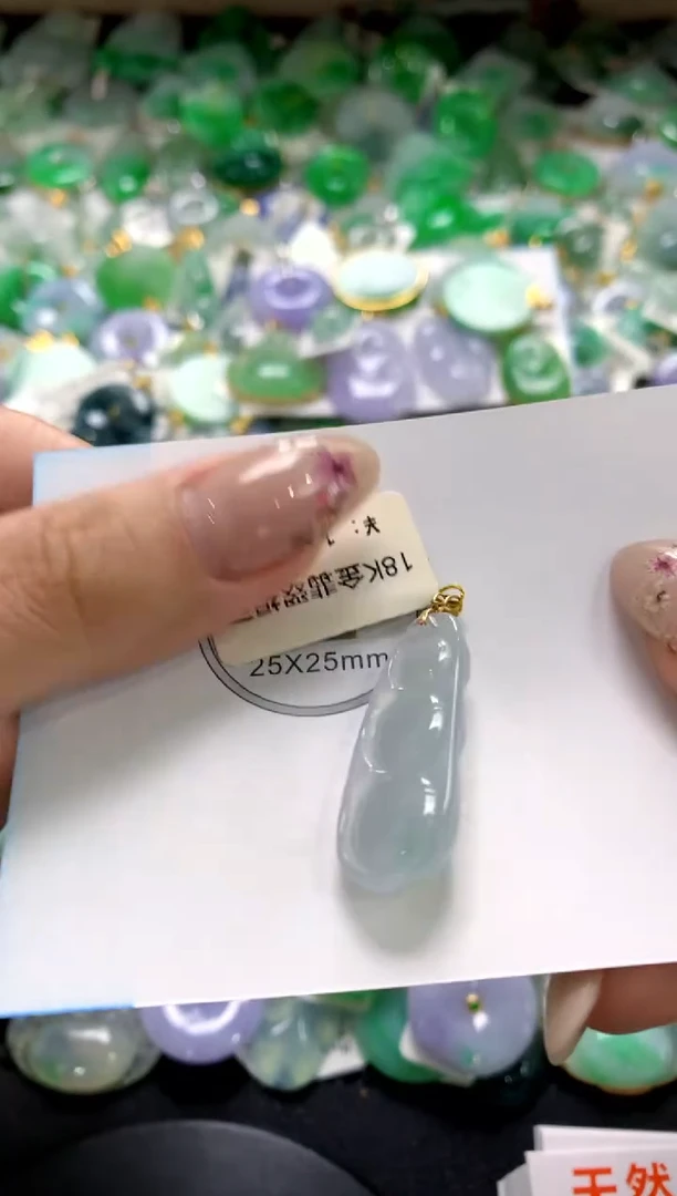 翡翠18K金镶嵌颈饰1111111111111111