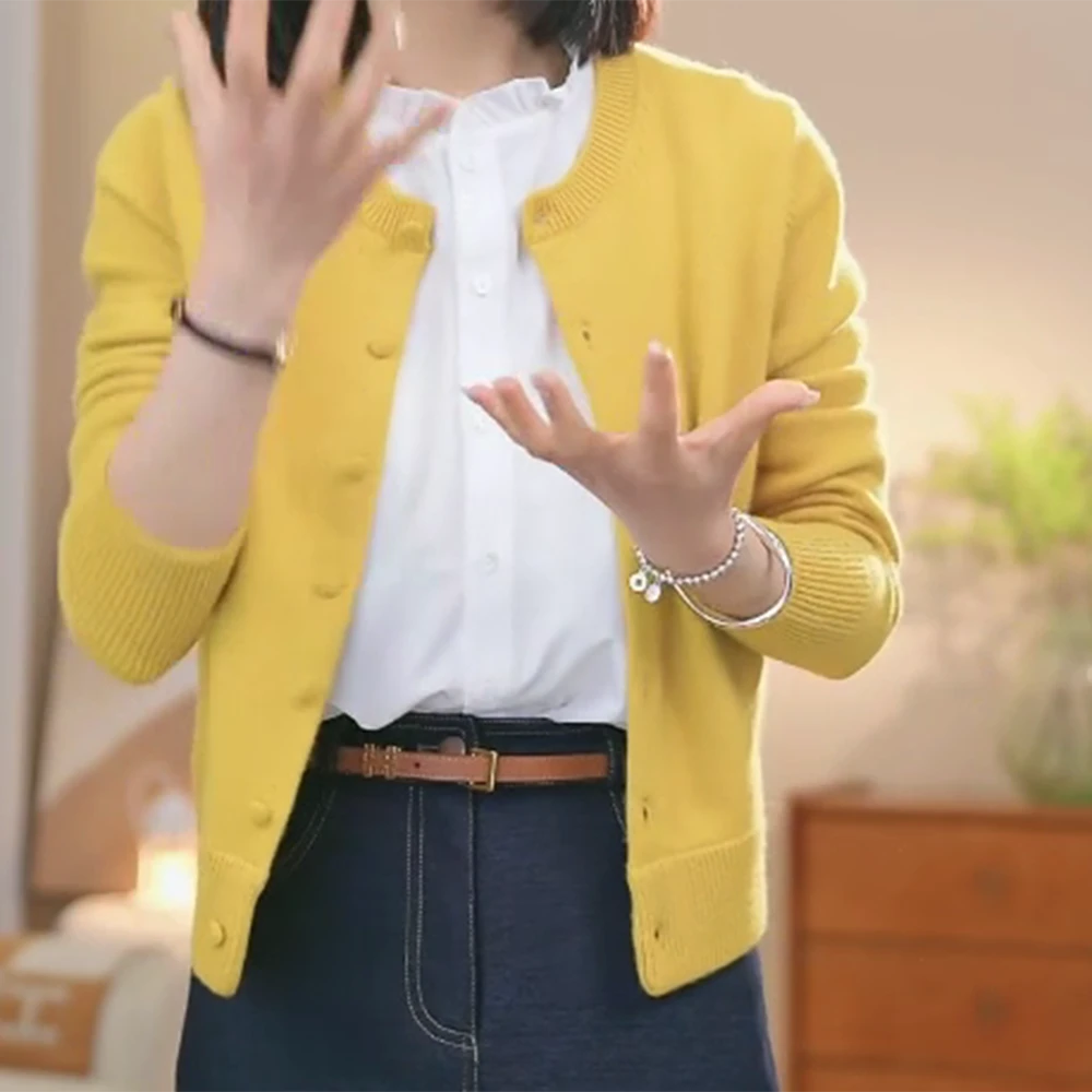 【幸运】早春上新限定色系艺术设计洋气感简约包扣针织开衫女衣服