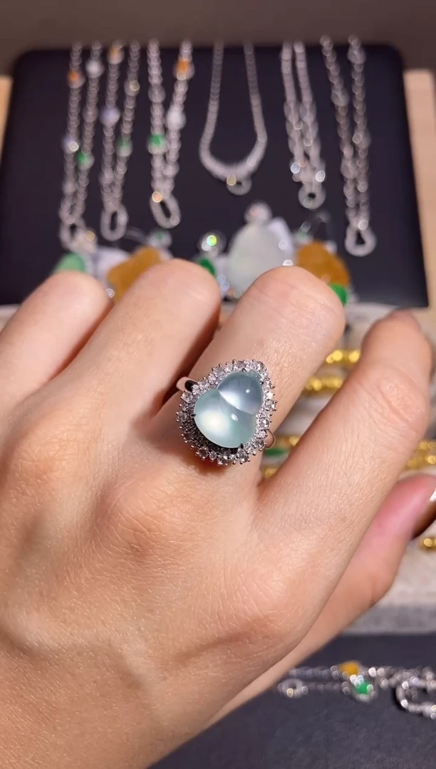 颈饰18K金镶嵌翡翠戒指