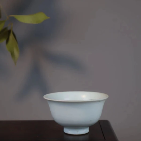 31:明 卵白釉压手杯