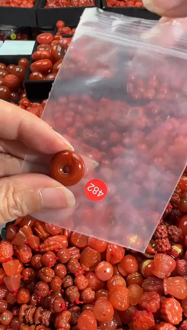 南红玛瑙未镶嵌颈饰1