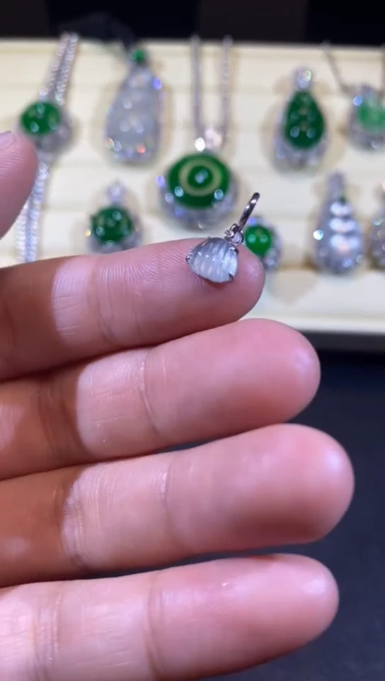 【闪购商品】翡翠吊坠(赠链)18K金镶嵌缅甸天然A货翡翠