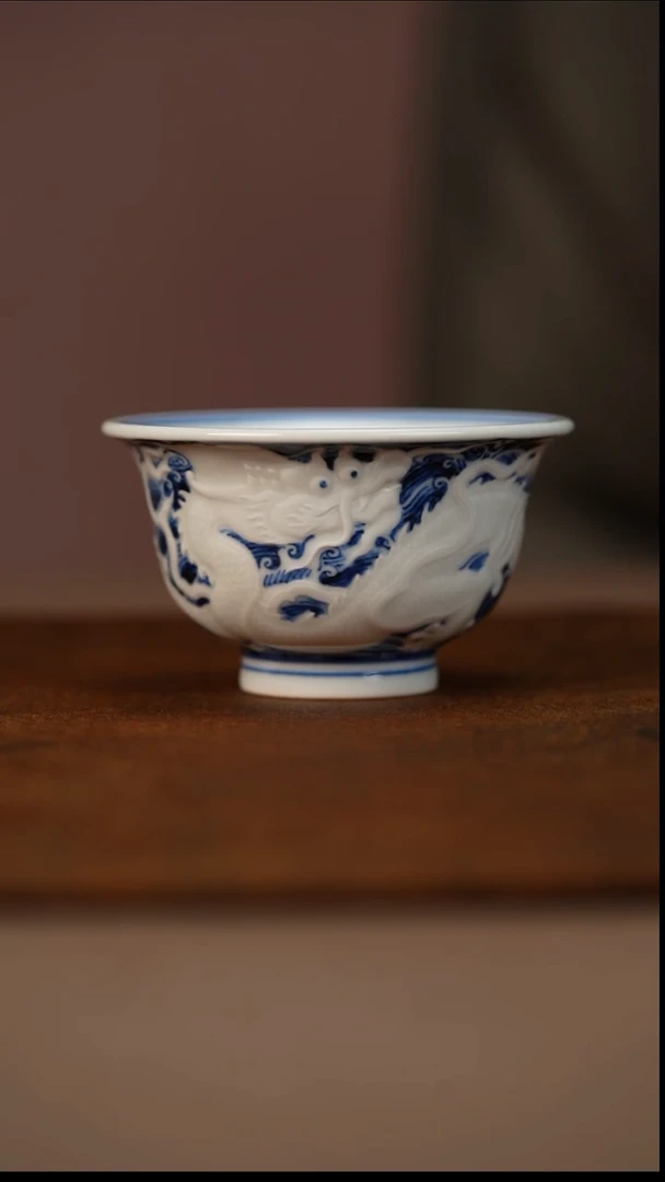 又见春风青花雕刻霸王龙压手杯