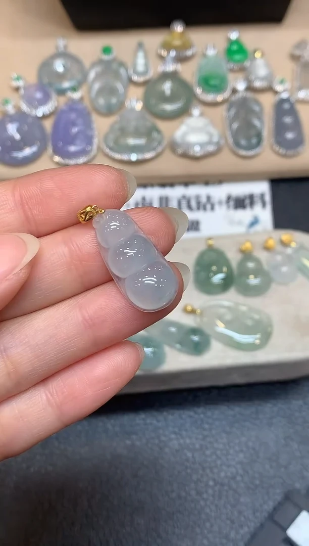 颈饰18K金镶嵌翡翠福豆【无服务费