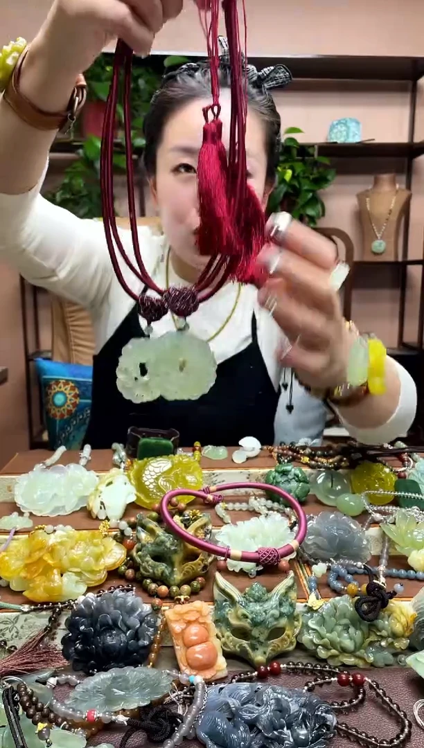 未镶嵌岫玉吊坠多样性发货发其中之一