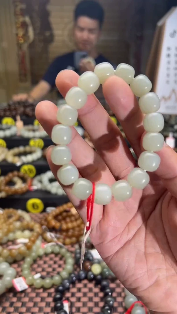 手串未镶嵌和田玉且末料青白玉老型珠手串卡11*12（84分）