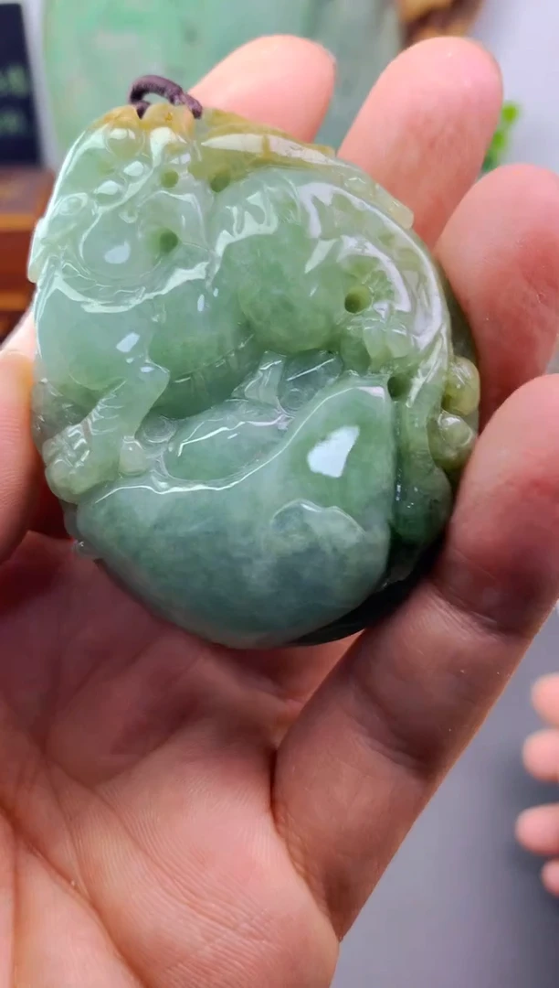 颈饰未镶嵌翡翠天*河挂件
