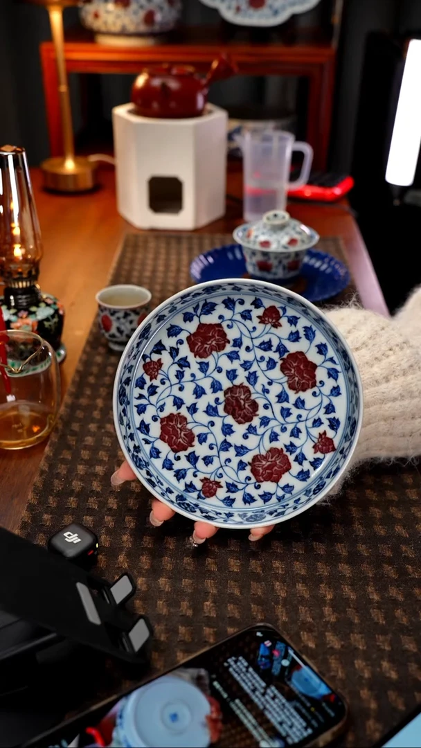 一**干古官慕明青花釉里红缠枝牡丹壶承