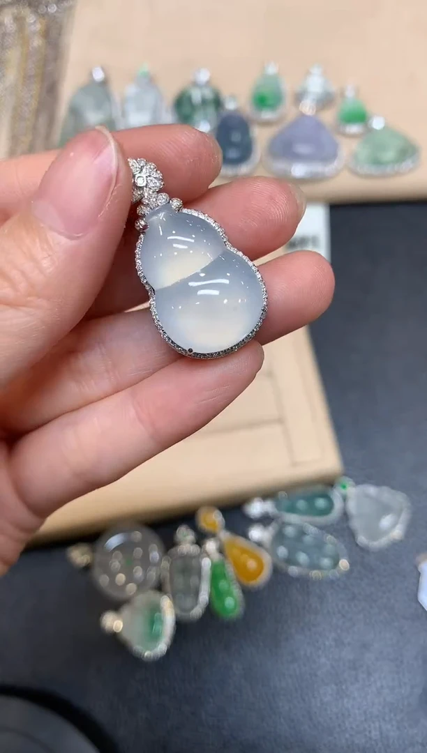 【闪购商品】翡翠颈饰18K金镶嵌葫芦【无服务费