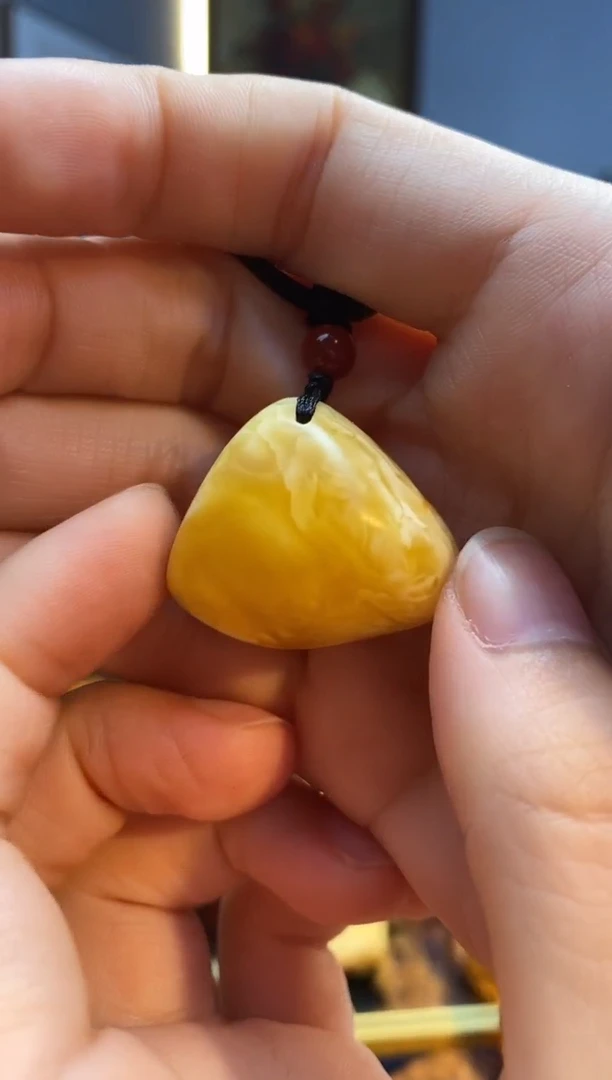未镶嵌颈饰琥珀吊坠 微微瑕