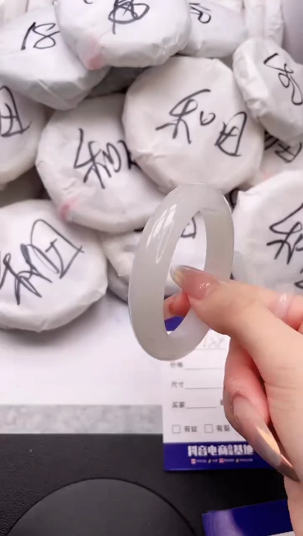 【闪购商品】石英质玉手镯未镶嵌22L158-50