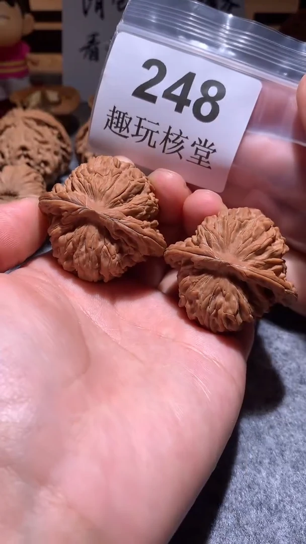 文玩核桃把件【趣玩核堂】 248号，42左右汉高楼蹭尖