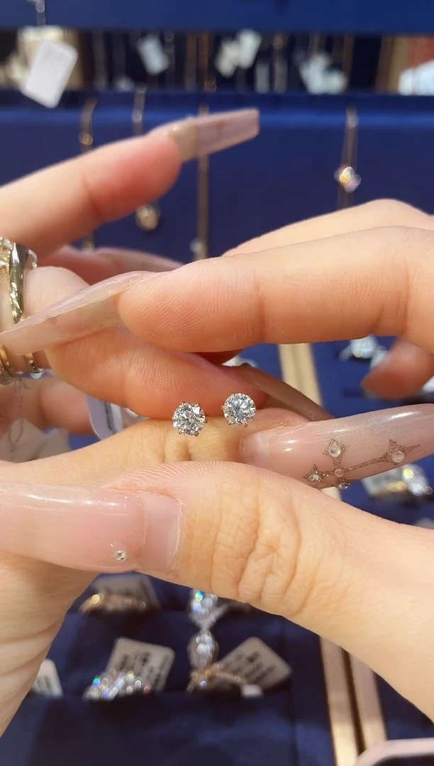 18K金镶嵌实验室培育钻石耳饰经典六爪K白