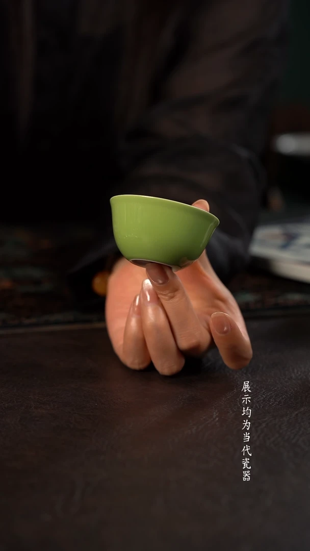 聚澜堂绿釉内宝相小鸡缸杯