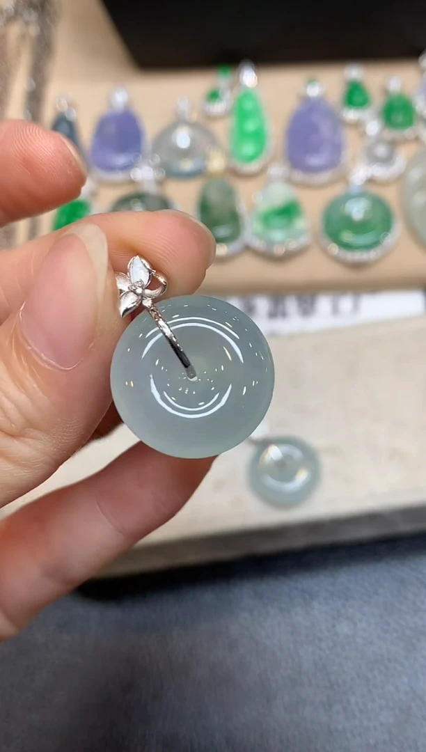 颈饰18K金镶嵌翡翠平安扣【无服务费