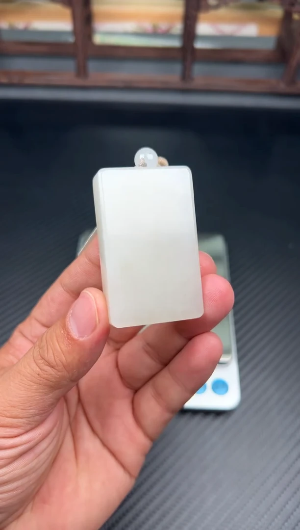 吊坠(赠链)未镶嵌和田玉黑山微色差吊坠