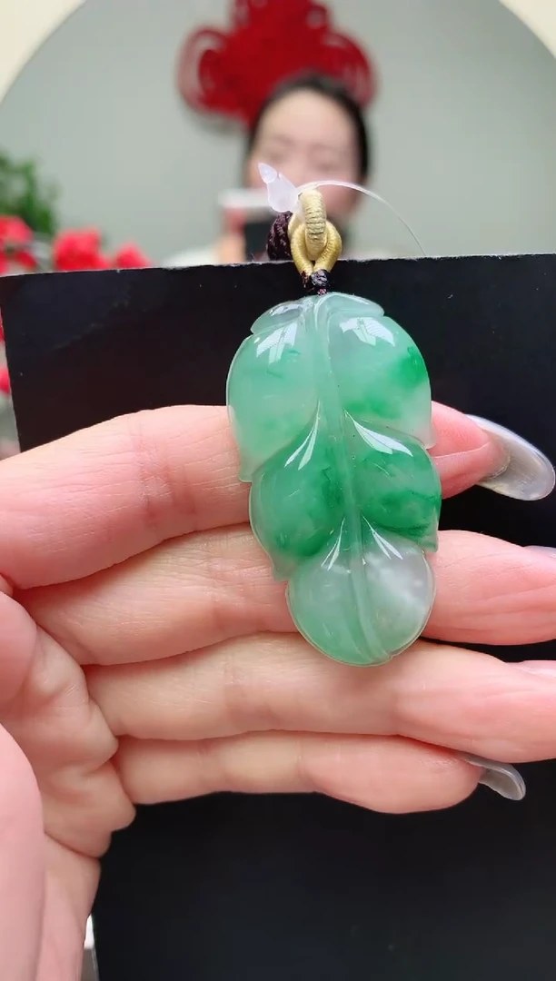 颈饰未镶嵌石英质玉叶子