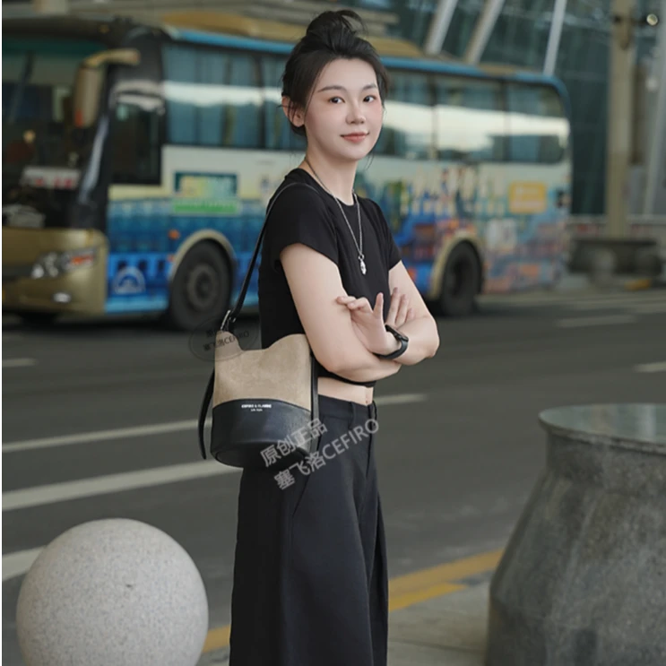 【塞飞洛】2025新款高级时尚休闲女士单肩斜跨水桶包 1WC1075