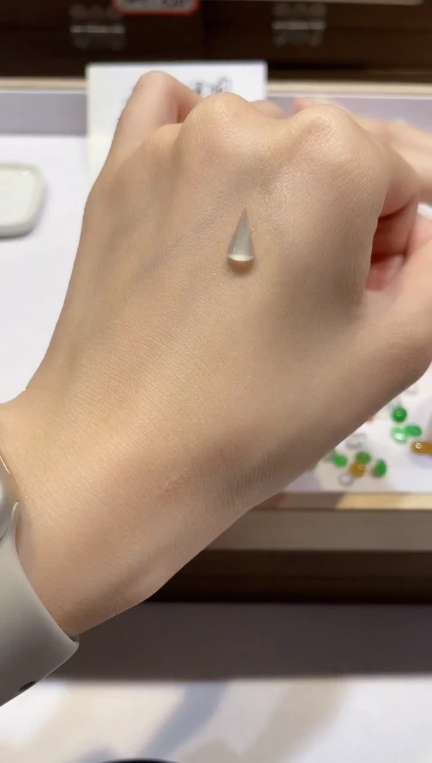 翡翠未镶嵌颈饰裸石