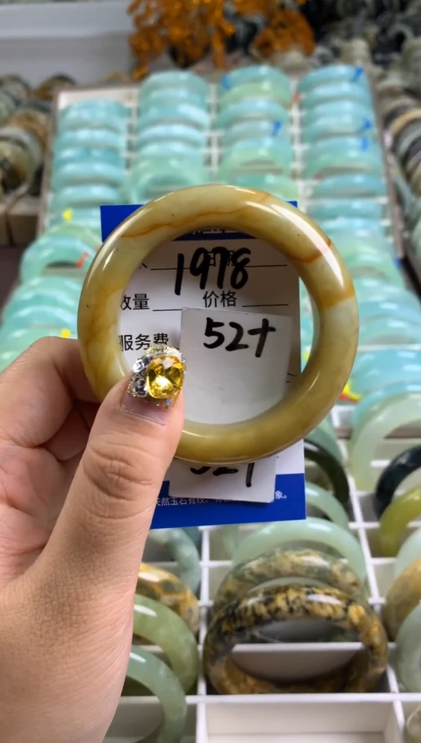 【闪购商品】蛇纹石玉手镯未镶嵌1978