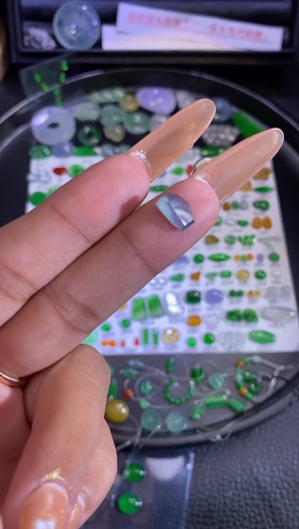 未镶嵌挂件翡翠切割