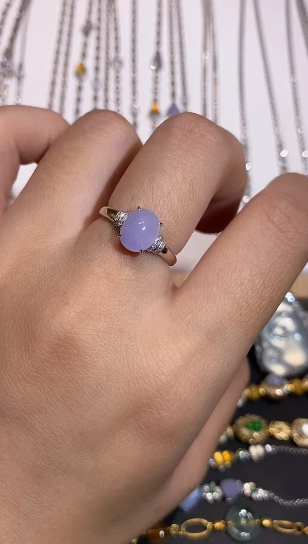 颈饰18K金镶嵌翡翠戒指