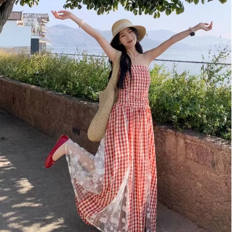 度假风蕾丝拼接抹胸连衣裙女装夏季休闲红色格子裙海边长裙