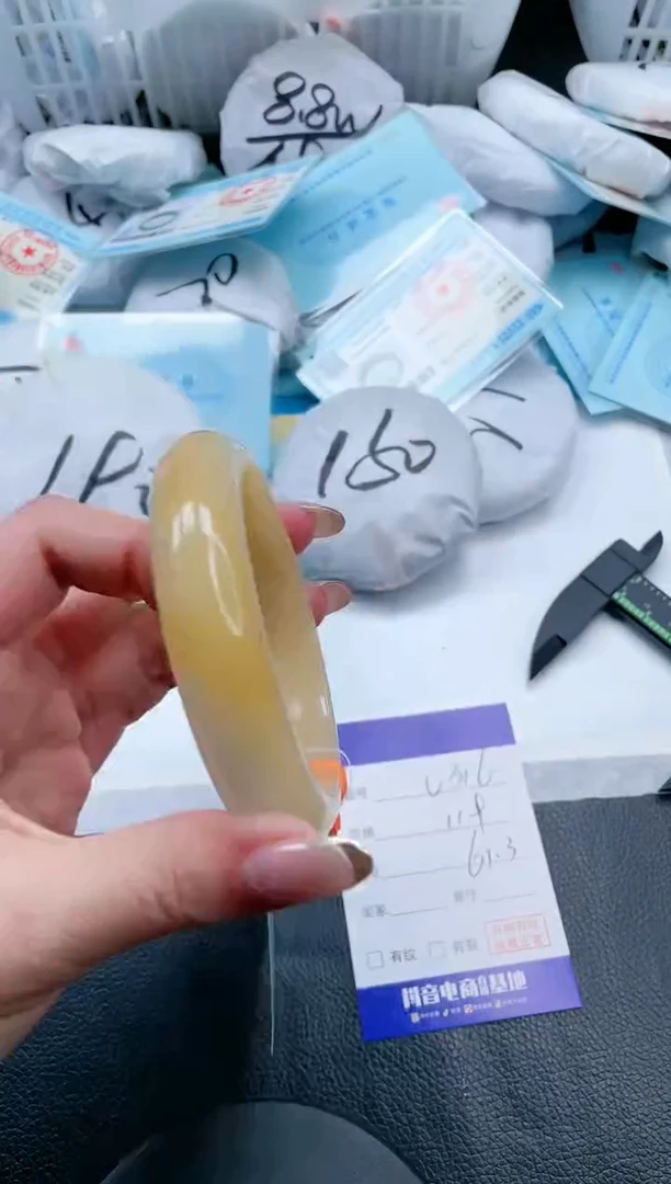 【闪购商品】石英质玉手镯未镶嵌18V316-61