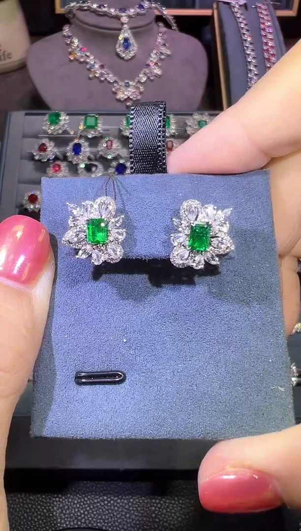 18K金镶嵌耳钉祖母绿