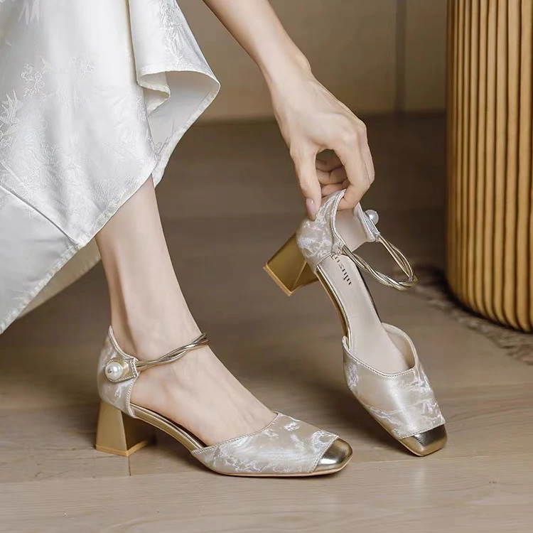 复古方头高跟鞋女中空伴娘婚鞋新中式国风旗袍单鞋粗跟包头凉鞋女