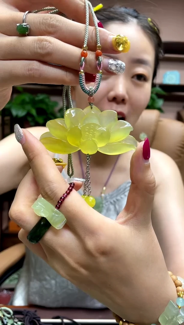 岫玉未镶嵌吊坠·