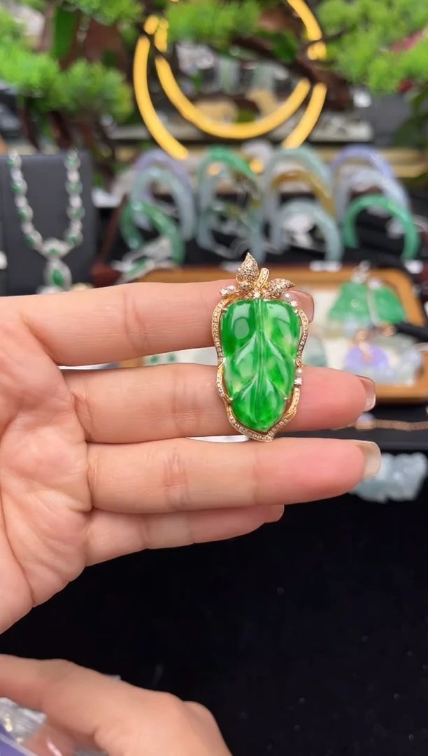 颈饰18K金镶嵌翡翠吊坠