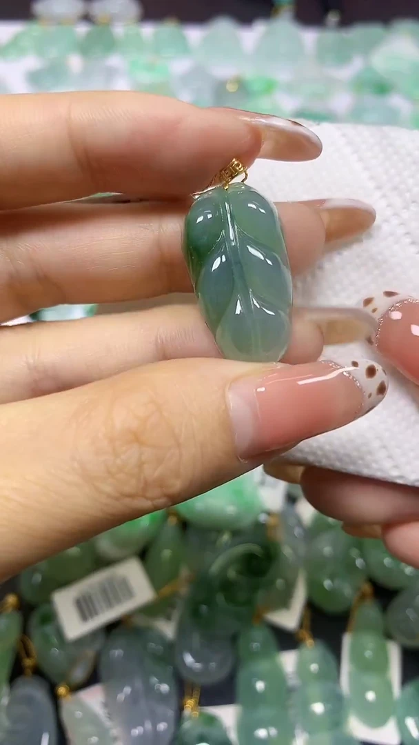 颈饰18K金镶嵌翡翠天然翡翠A货