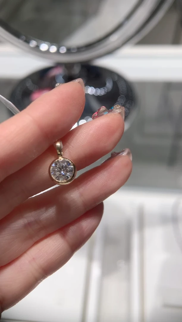 实验室培育钻石18K金镶嵌颈饰泡泡吊坠K黄1克拉