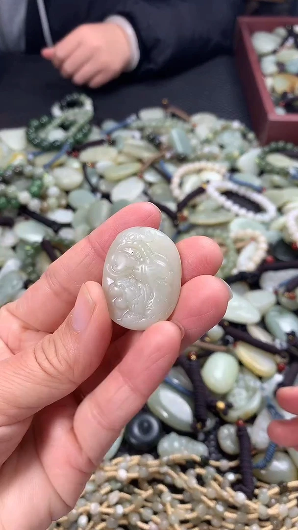 颈饰未镶嵌和田玉（多样性发一件）没有证书有瑕