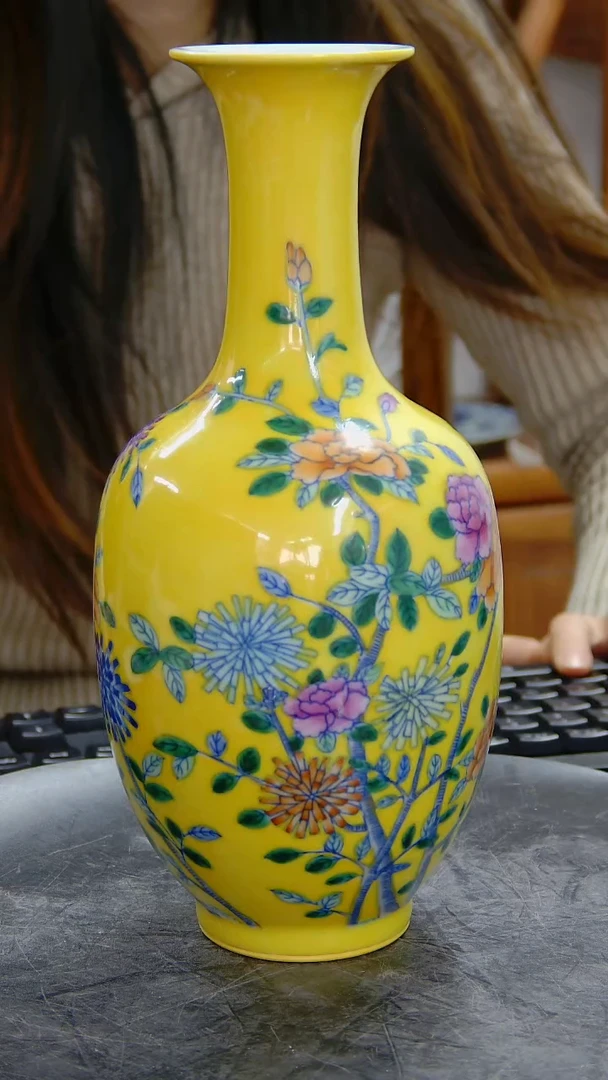 瓶黄底粉彩花卉纹长颈瓶#1454#