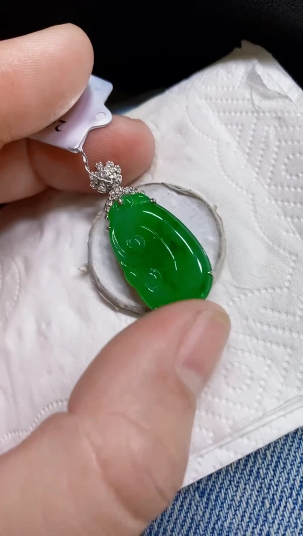 颈饰18K金镶嵌翡翠如意