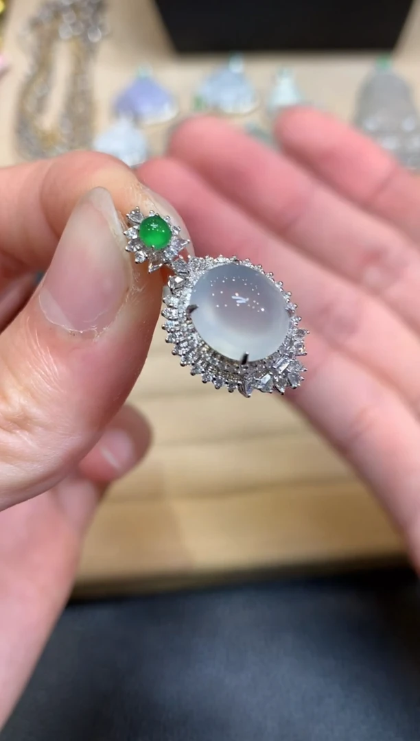 【闪购商品】翡翠颈饰18K金镶嵌蛋面【无服务费】