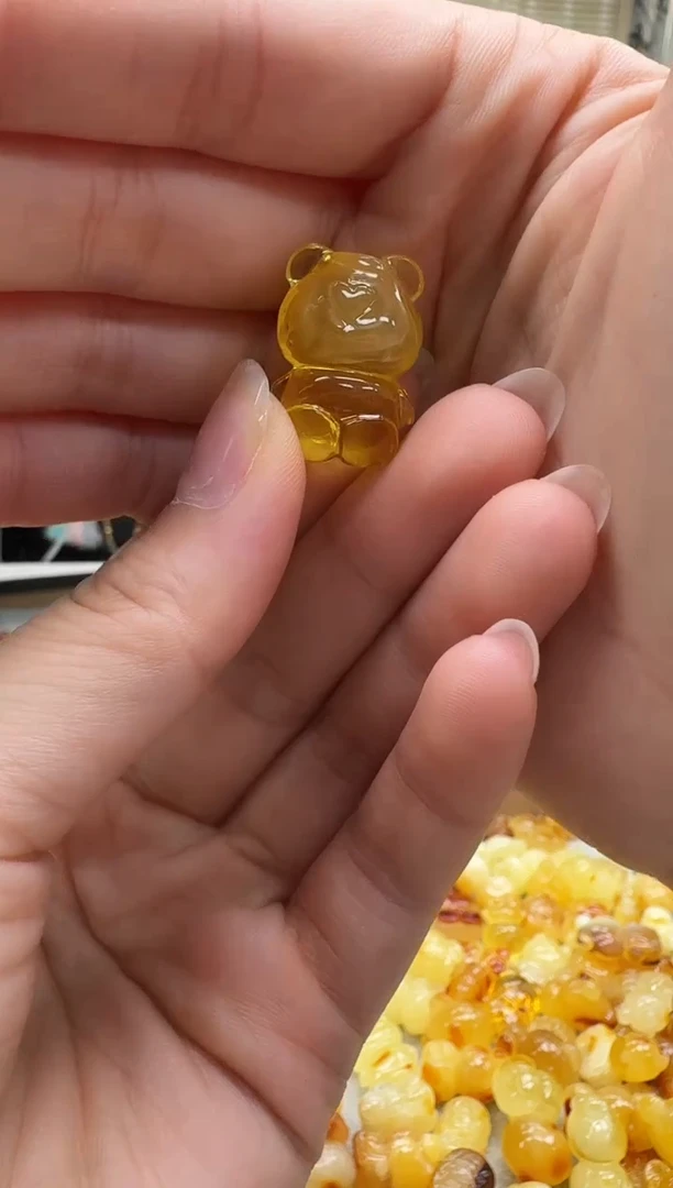 未镶嵌颈饰琥珀如图