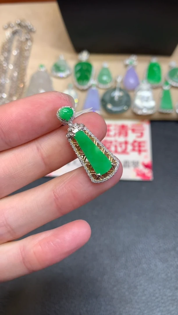 【闪购商品】翡翠颈饰18K金镶嵌无事牌【无服务费】