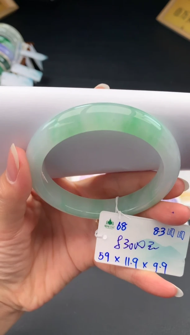 翡翠手镯未镶嵌自带#送人#，联系客服核对地址~