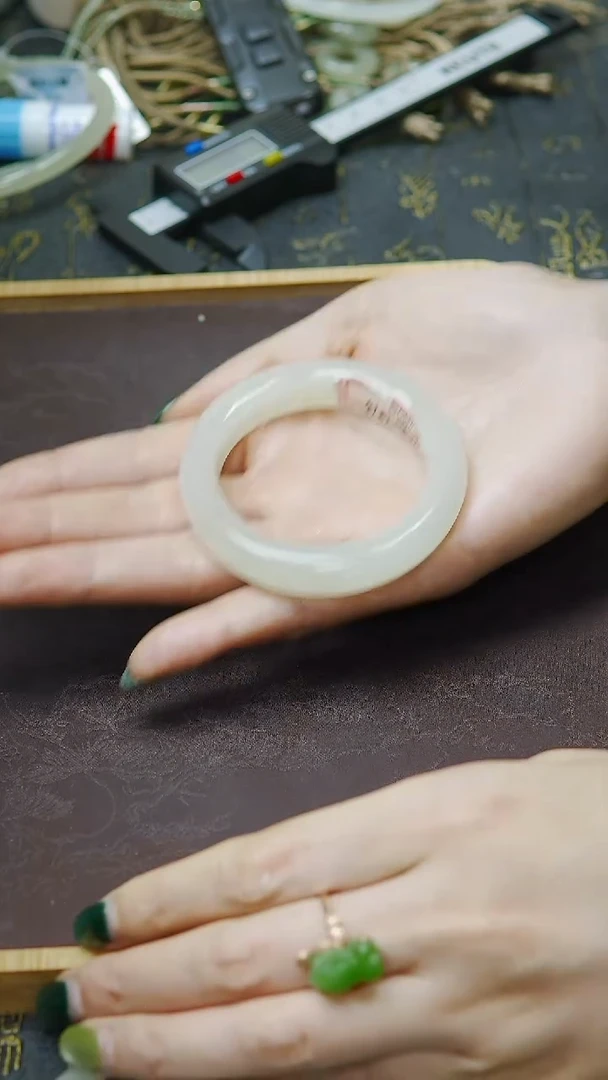 未镶嵌手镯和田玉54+圈口 白玉贵妃手镯