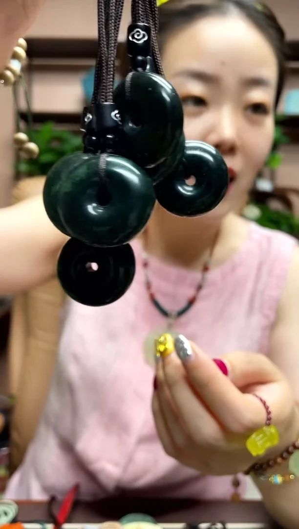 岫玉未镶嵌吊坠多样性发货发其中之一