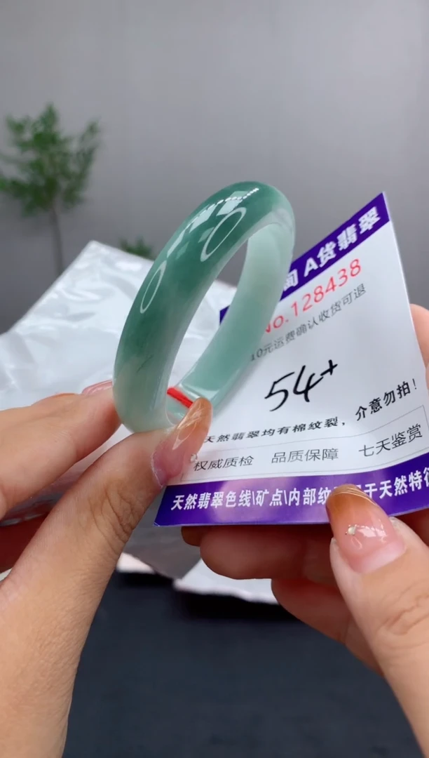 未镶嵌手镯翡翠有纹，完美者勿拍
