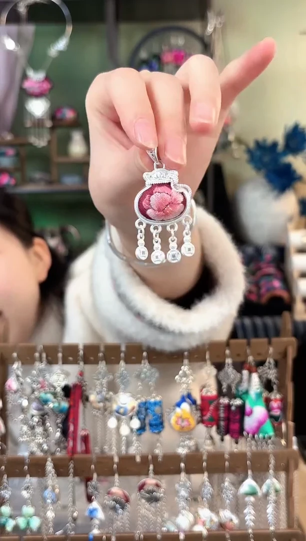 彩云南阁非遗老绣苗银饰品144